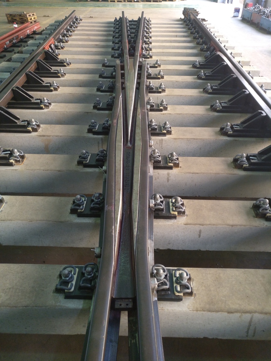 嵌入式高锰钢拼装辙叉