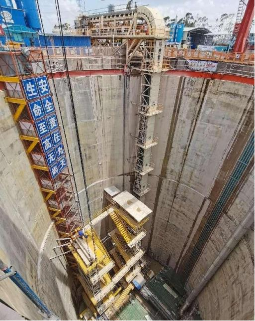 垂直带式输送机